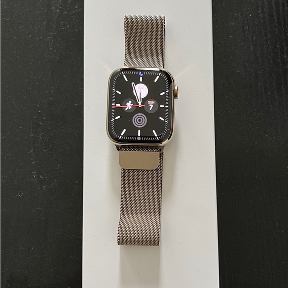 Apple Watch Series 45 mm in Stainless Steel Gold with Milanese Loop -Version - Picture 1 of 4